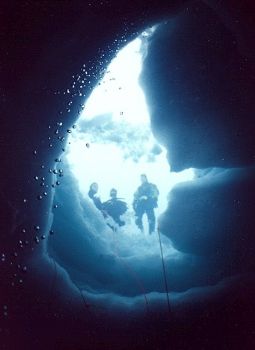 Sous glace / Lac Lioson - Suisse by Philippe Brunner 